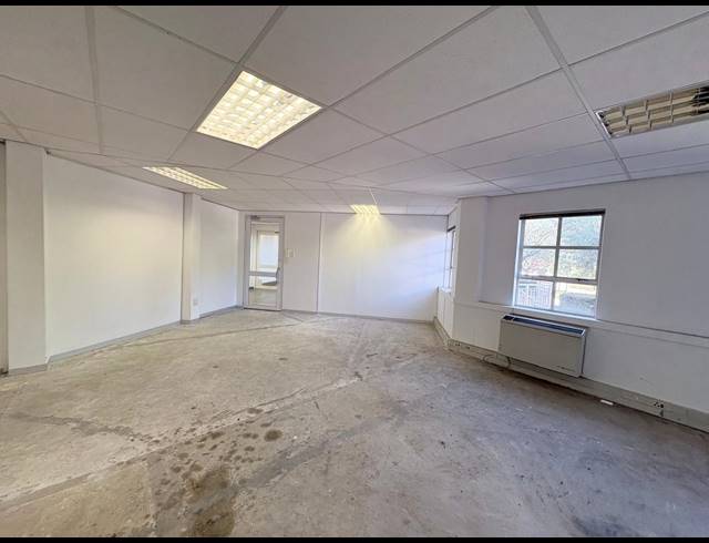 123M² OFFICE TO LET IN FOURWAYS